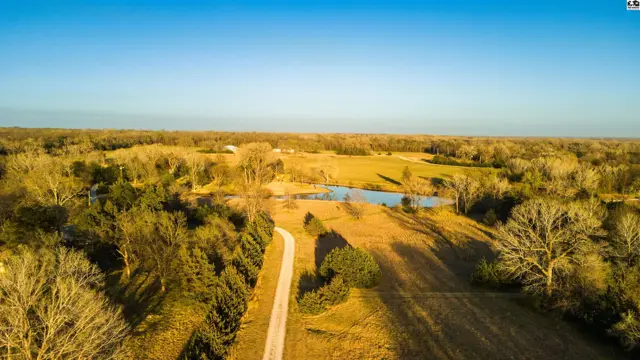 Photo of 8 N Lake Dr, Hutchinson, KS