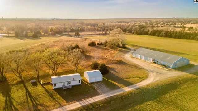 Photo of 8 N Lake Dr, Hutchinson, KS