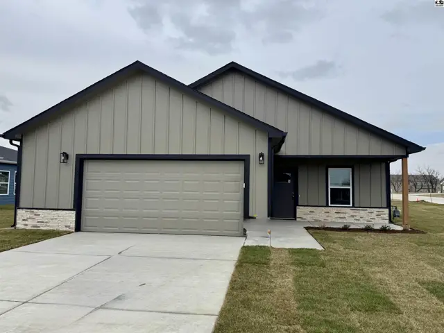 Photo of 1002 Clubhouse Dr, McPherson, KS