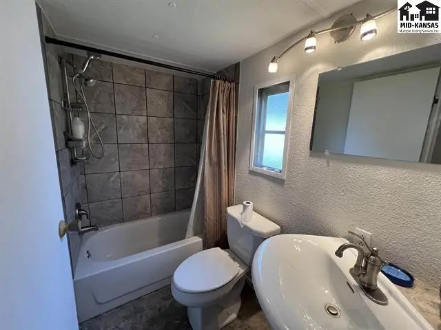 Photo of 2121 Kruse Dr, Marion, KS