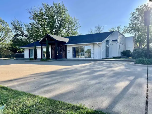 Photo of 2300 N Lorraine St, Hutchinson, KS