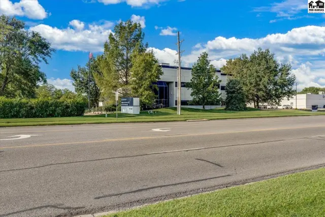 Photo of 811 E 30 Ave, Hutchinson, KS