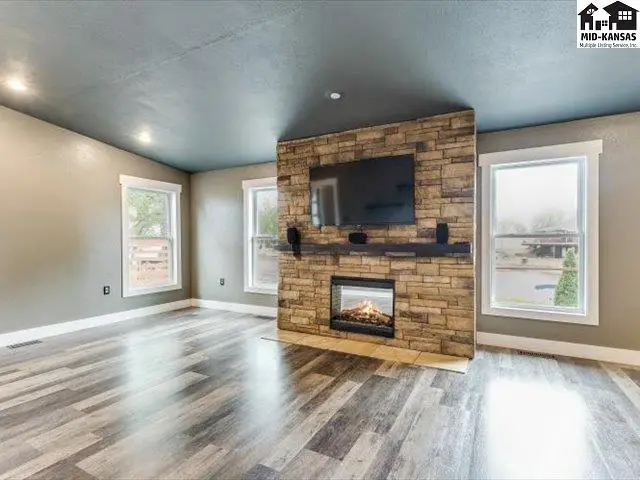 Photo of 249 Country View Ln, Sterling, KS