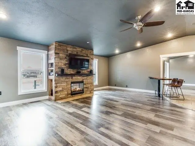 Photo of 249 Country View Ln, Sterling, KS