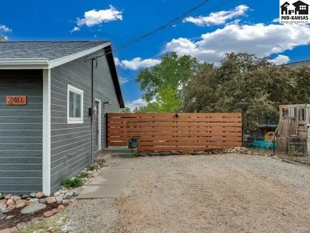Photo of 249 Country View Ln, Sterling, KS