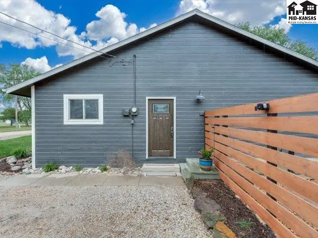 Photo of 249 Country View Ln, Sterling, KS