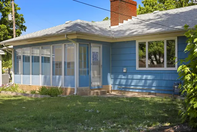 Photo of 1001 Tobias Dr, Lyons, KS