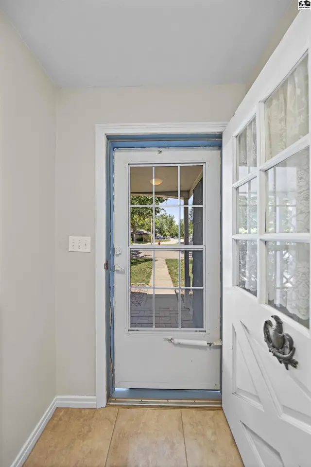 Photo of 1001 Tobias Dr, Lyons, KS