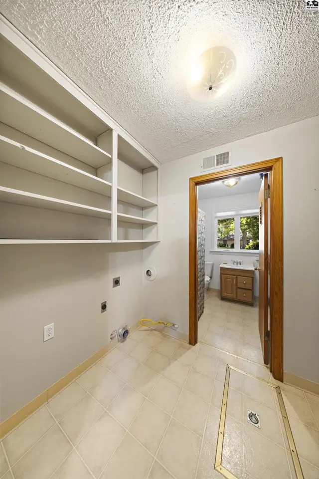 Photo of 1001 Tobias Dr, Lyons, KS