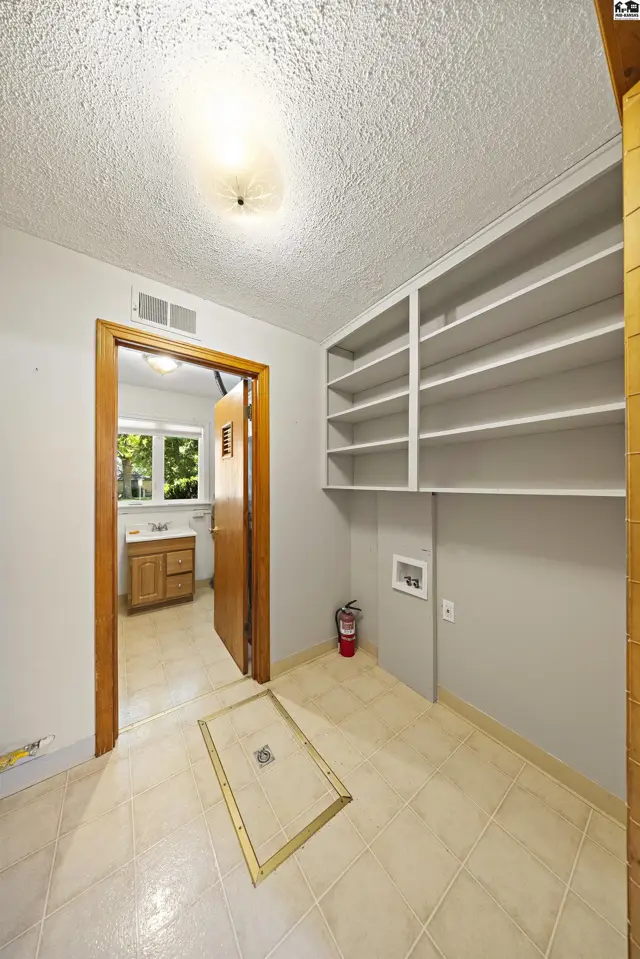 Photo of 1001 Tobias Dr, Lyons, KS