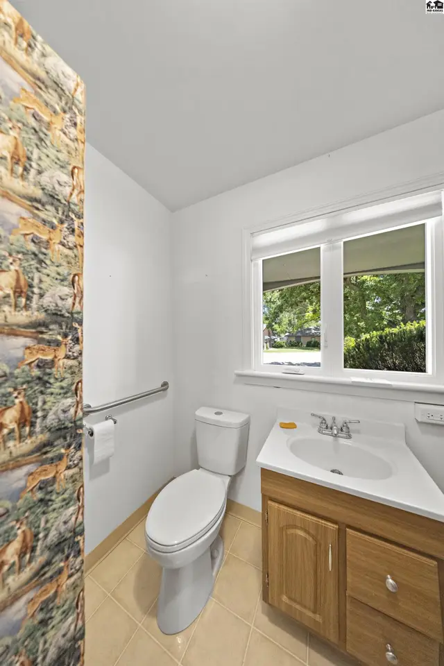 Photo of 1001 Tobias Dr, Lyons, KS