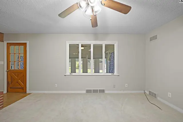 Photo of 1001 Tobias Dr, Lyons, KS