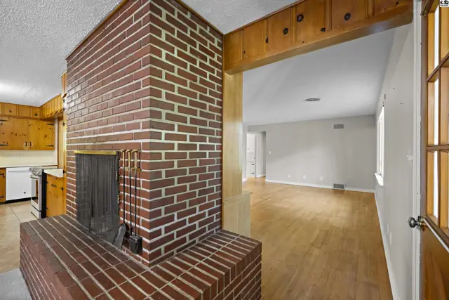 Photo of 1001 Tobias Dr, Lyons, KS