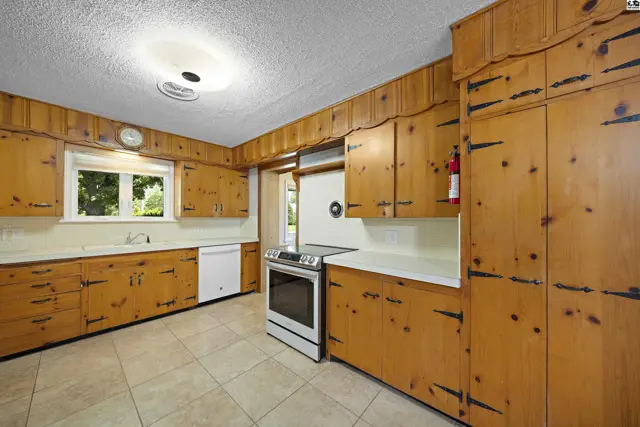 Photo of 1001 Tobias Dr, Lyons, KS