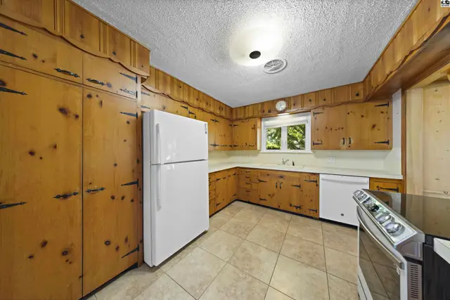 Photo of 1001 Tobias Dr, Lyons, KS