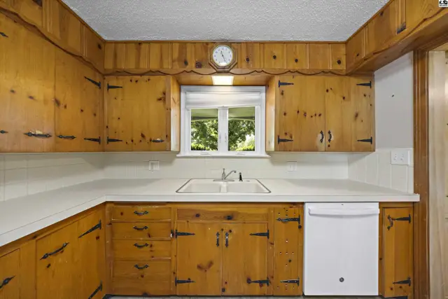 Photo of 1001 Tobias Dr, Lyons, KS
