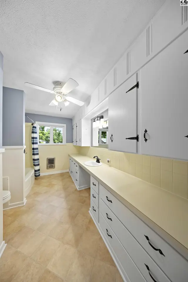 Photo of 1001 Tobias Dr, Lyons, KS