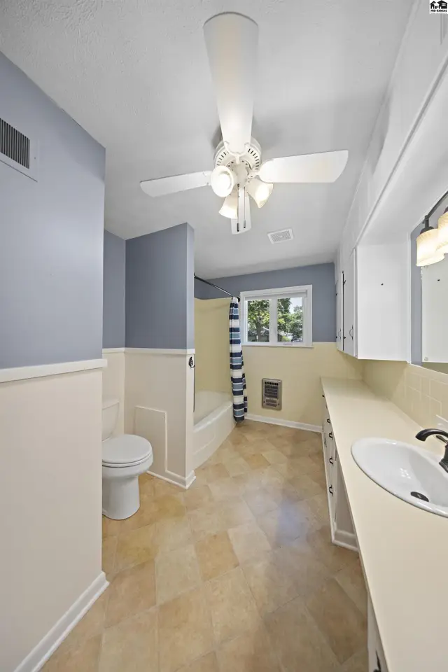 Photo of 1001 Tobias Dr, Lyons, KS