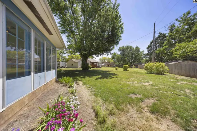 Photo of 1001 Tobias Dr, Lyons, KS