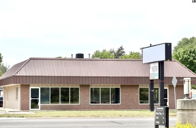 Photo of 27 E 30th Ave, Hutchinson, KS
