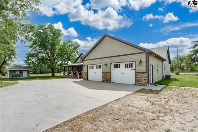 Photo of 1006 E 69th Ave, Hutchinson, KS
