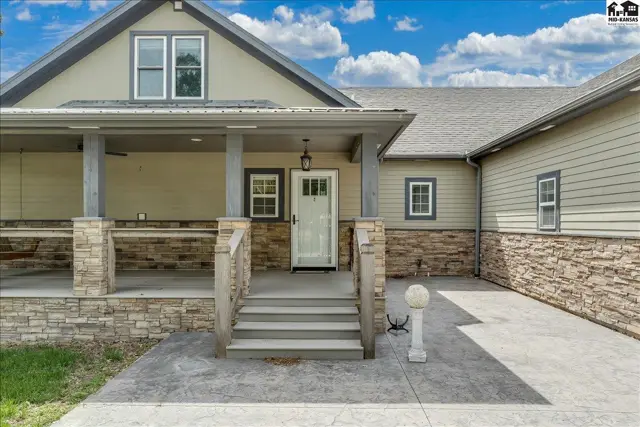 Photo of 1006 E 69th Ave, Hutchinson, KS