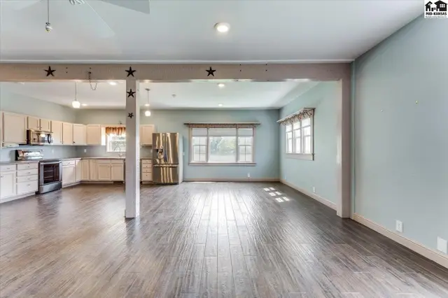 Photo of 1006 E 69th Ave, Hutchinson, KS