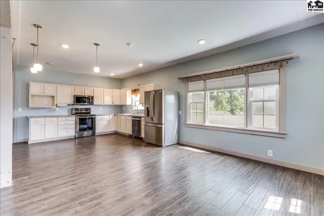 Photo of 1006 E 69th Ave, Hutchinson, KS