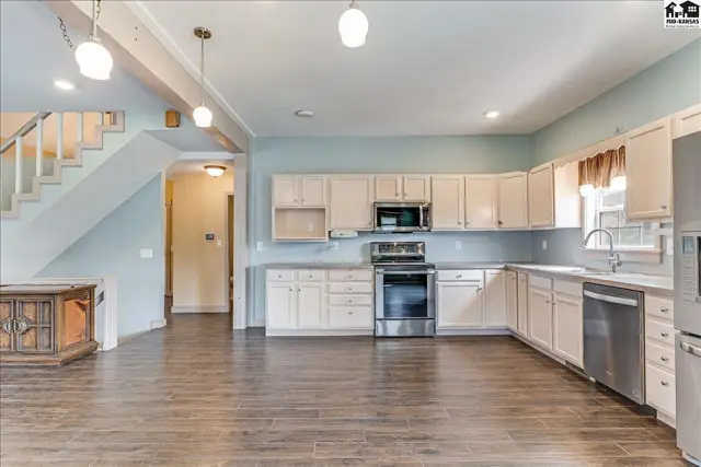Photo of 1006 E 69th Ave, Hutchinson, KS
