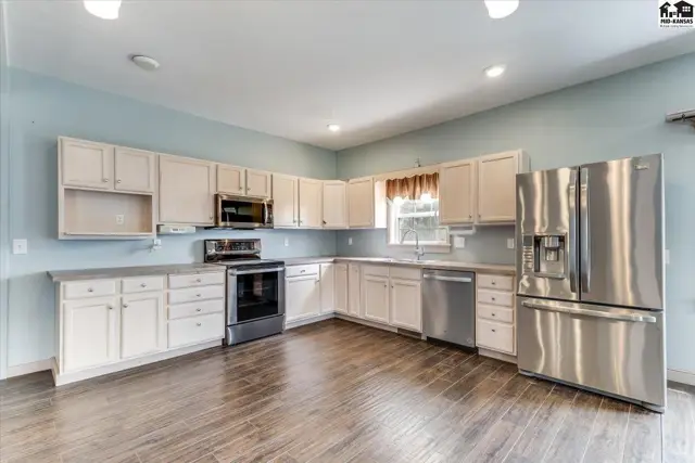 Photo of 1006 E 69th Ave, Hutchinson, KS