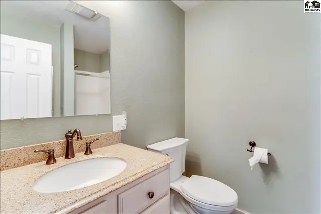 Photo of 1006 E 69th Ave, Hutchinson, KS