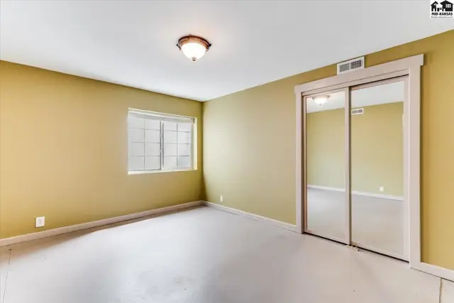 Photo of 1006 E 69th Ave, Hutchinson, KS