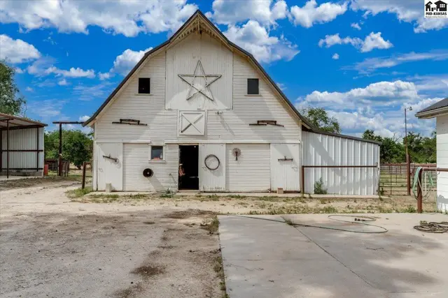 Photo of 1006 E 69th Ave, Hutchinson, KS