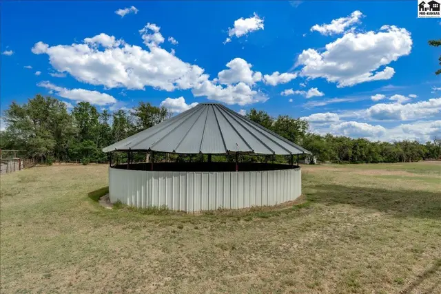 Photo of 1006 E 69th Ave, Hutchinson, KS