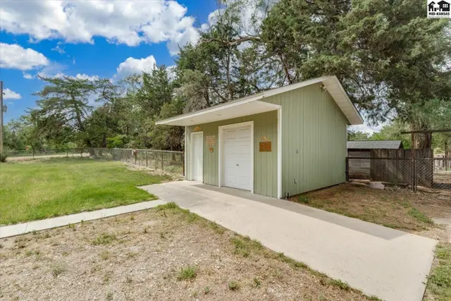 Photo of 1006 E 69th Ave, Hutchinson, KS