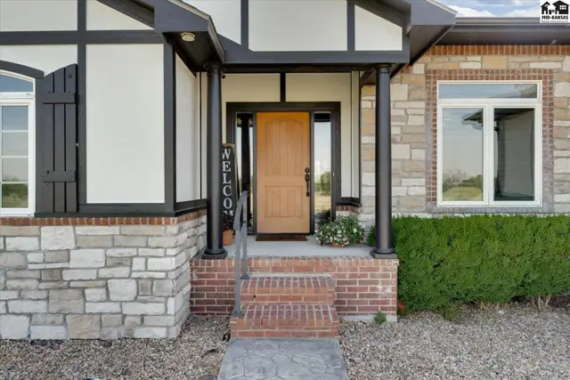 Photo of 1310 N Wilshire Dr, Hutchinson, KS