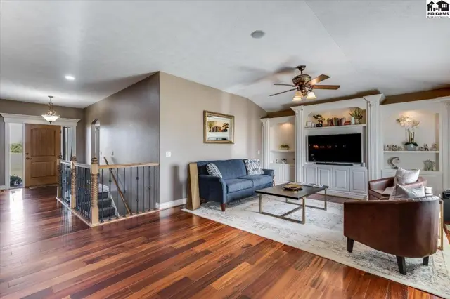 Photo of 1310 N Wilshire Dr, Hutchinson, KS