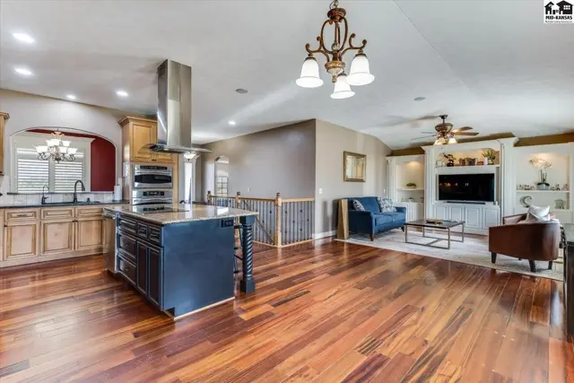 Photo of 1310 N Wilshire Dr, Hutchinson, KS