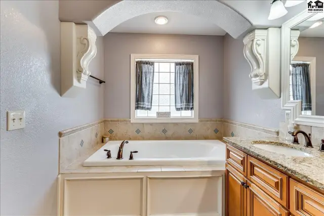 Photo of 1310 N Wilshire Dr, Hutchinson, KS
