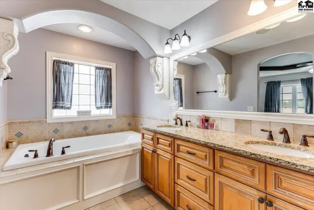Photo of 1310 N Wilshire Dr, Hutchinson, KS