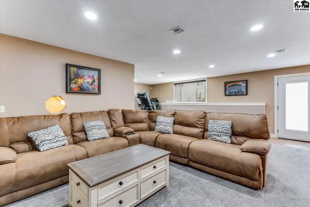 Photo of 1310 N Wilshire Dr, Hutchinson, KS