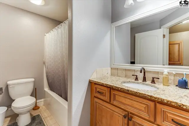 Photo of 1310 N Wilshire Dr, Hutchinson, KS