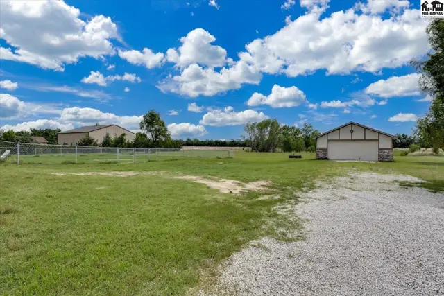 Photo of 1310 N Wilshire Dr, Hutchinson, KS