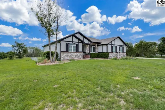 Photo of 1310 N Wilshire Dr, Hutchinson, KS