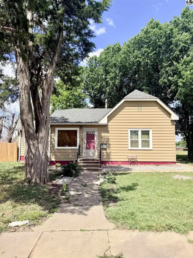 Photo of 303 S Garfield Ave, Lyons, KS