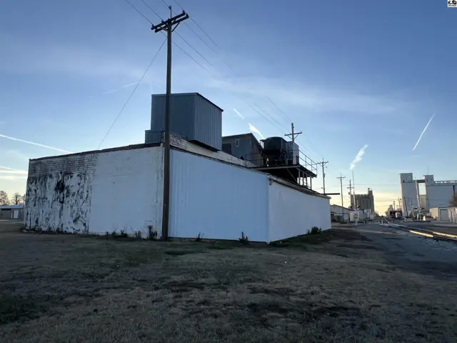 Photo of 310 N Oak St, McPherson, KS