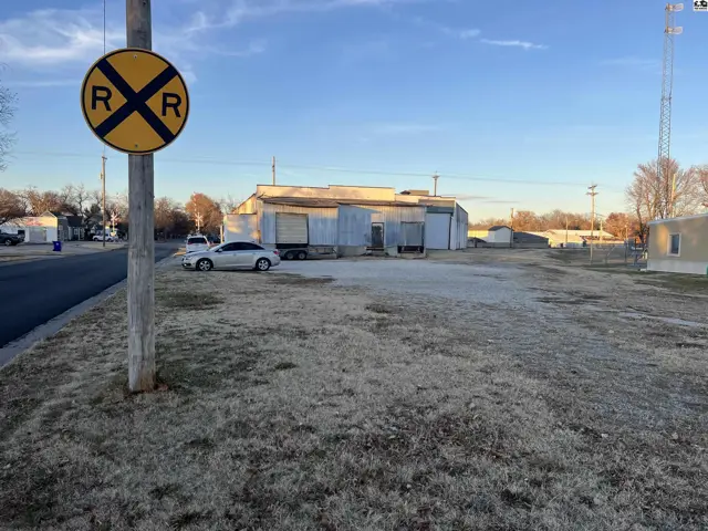 Photo of 310 N Oak St, McPherson, KS