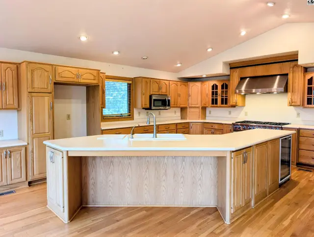 Photo of 1421 Pioneer Rd, McPherson, KS
