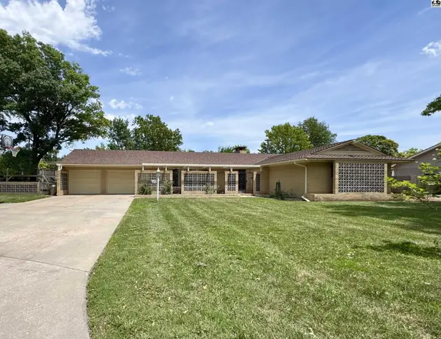 Photo of 2704 Heather Pkwy, Hutchinson, KS