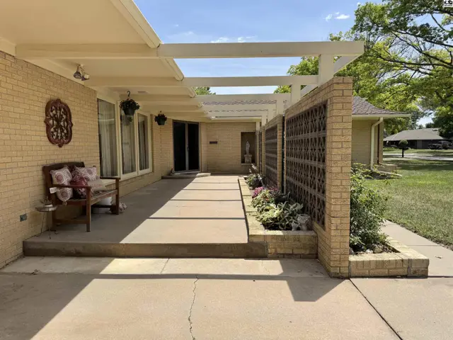 Photo of 2704 Heather Pkwy, Hutchinson, KS